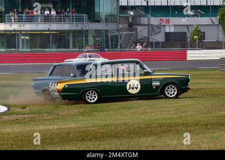 A brief off at Brooklands, David Dickenson, Ford Lotus Cortina, Jack Moody, Ford Lotus Cortina, Adrian Flux Trophy for Transatlantic Pre ’66 Touring C Stock Photo