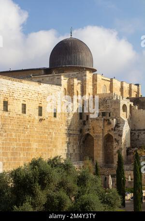 10 Nov 2022 The Dome of the Al-Aqsa mosque located on the Temple Mount in Jerusalem Israel the site of the original historic Jewish Temple that was bu Stock Photo