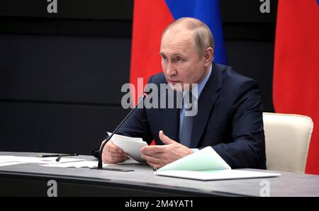 Tula, Russia. 23rd Dec, 2022. Russian President Vladimir Putin, chairs a face-to-face meeting with executives of Defense industries at the regional situation center, December 23, 2022 in Tula, Russia. Credit: Russian Presidential Press Office/Kremlin Pool/Alamy Live News Stock Photo