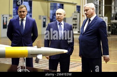 Tula, Russia. 23rd Dec, 2022. Russian President Vladimir Putin, center, Tula Region governor Alexei Dyumin, left, and Alexei Visloguzov, general director of Shcheglovsky Val inspect Russian made weapon systems during a visit to the Instrument Design Bureau, December 23, 2022 in Tula, Russia. Credit: Russian Presidential Press Office/Kremlin Pool/Alamy Live News Stock Photo