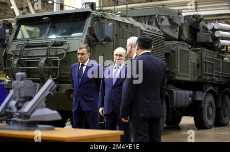 Tula, Russia. 23rd Dec, 2022. Russian President Vladimir Putin, center, Tula Region governor Alexei Dyumin, left, and Alexei Visloguzov, general director of Shcheglovsky Val inspect Russian made weapon systems during a visit to the Instrument Design Bureau, December 23, 2022 in Tula, Russia. Credit: Russian Presidential Press Office/Kremlin Pool/Alamy Live News Stock Photo