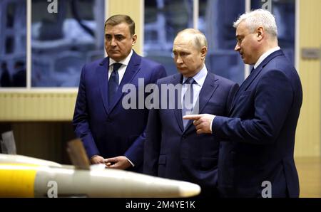 Tula, Russia. 23rd Dec, 2022. Russian President Vladimir Putin, center, Tula Region governor Alexei Dyumin, left, and Alexei Visloguzov, general director of Shcheglovsky Val inspect Russian made weapon systems during a visit to the Instrument Design Bureau, December 23, 2022 in Tula, Russia. Credit: Russian Presidential Press Office/Kremlin Pool/Alamy Live News Stock Photo