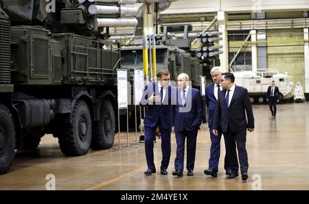 Tula, Russia. 23rd Dec, 2022. Russian President Vladimir Putin, center, Tula Region governor Alexei Dyumin, left, and Alexei Visloguzov, general director of Shcheglovsky Val inspect Russian made weapon systems during a visit to the Instrument Design Bureau, December 23, 2022 in Tula, Russia. Credit: Russian Presidential Press Office/Kremlin Pool/Alamy Live News Stock Photo