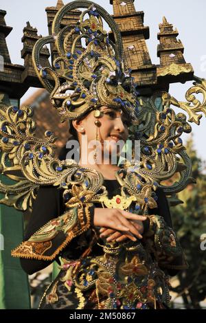 Afleiden Beperken vasthoudend A model in a Carnaval costume during Indonesia's independence day fashion  show in Jepara Stock Photo - Alamy
