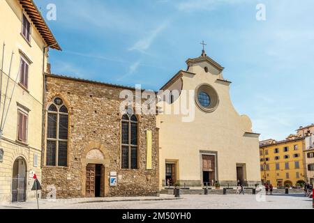 Exterior view of Santo Spirito church and its cenacle, with rose window and yellow façade, in Oltrarno quarter, Florence city center, Tuscany, Italy Stock Photo