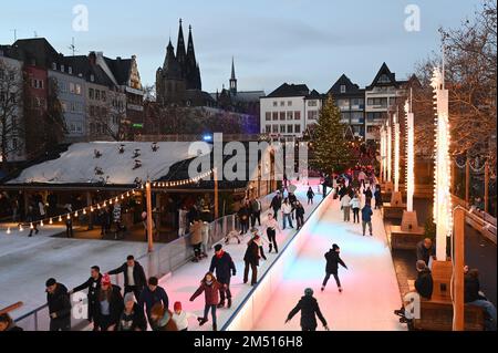 Cologne, Germany. 21st Dec, 2022. The Cologne Christmas market Heinzels winter fairy tale - home of the Heinzel at the Old Town, Alter Markt and Heumarkt with ice skating rink on Heumarkt at dusk Credit: Horst Galuschka/dpa/Alamy Live News Stock Photo