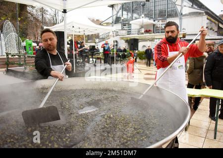 The preparation of black risotto in a large Pula padel was held at the Pula Green Market. Under the chef's baton of Budimir Zizovic, about 400 portions were prepared and distributed to citizens, in Pula, Croatia, on  December 24, 2022.  Photo: Sasa Miljevic/PIXSELL Credit: Pixsell/Alamy Live News Stock Photo