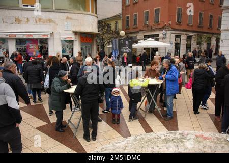 The preparation of black risotto in a large Pula padel was held at the Pula Green Market. Under the chef's baton of Budimir Zizovic, about 400 portions were prepared and distributed to citizens, in Pula, Croatia, on  December 24, 2022.  Photo: Sasa Miljevic/PIXSELL Credit: Pixsell/Alamy Live News Stock Photo