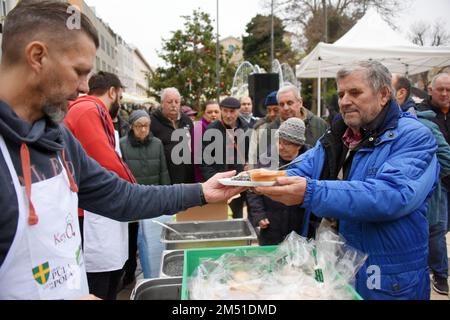 The preparation of black risotto in a large Pula padel was held at the Pula Green Market. Under the chef's baton of Budimir Zizovic, about 400 portions were prepared and distributed to citizens, in Pula, Croatia, on  December 24, 2022.  Photo: Sasa Miljevic/PIXSELL Credit: Pixsell/Alamy Live News Stock Photo