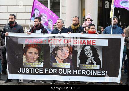 French Embassy, London, UK. 2022-12-24: Protesters from the Kurdish community allege Turkey's assassination of three Kurds at the Kurdish Community Centre in Paris. The protesters are demanding for justice for them and 3 Kurdish women killed 10 years ago. Protesters also claim that the French government helped the assassination. Why it takes 40 minutes for the police and ambulance to arrive to assist the 3 Kurdish victims? Christmas Eve is turning dark for migrants protesting to protect their own rights and freedoms, demanding justice for the 3 Kurds killed in Paris on Friday, December 23, 202 Stock Photo