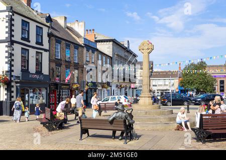 Knaresborough North Yorkshire People sat by the War memorial in Knaresborough Market Place Knaresborough Yorkshire England UK GB Europe Stock Photo