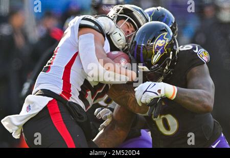 Baltimore Ravens linebacker Patrick Queen (6) walks back to the line of  scrimmage during a NFL football game against the Tampa Bay  Buccaneers,Thursday, Oct. 27, 2022 in Tampa, Fla. (AP Photo/Alex Menendez