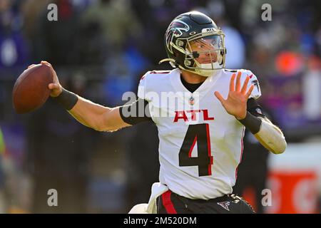 EAST RUTHERFORD, NJ - AUGUST 22: Atlanta Falcons quarterback Desmond Ridder  (4) throws during the National Football League game between the New York  Jets and the Atlanta Falcons on August 22, 2022