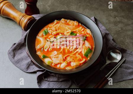 eolkeunkalguksu, Korean Spicy Noodle Soup : A spicy noodle dish made by boiling knife-cut noodles in hot anchovy broth seasoned with gochujang (red ch Stock Photo