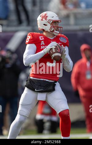 Houston Cougars quarterback Clayton Tune (3) looks for a pass opportunity against the Louisiana-Lafayette Ragin Cajuns defense during the 2022 Radianc Stock Photo