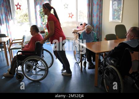 The care and support of senior citizens - as in this senior citizens' centre of the Arbeiterwohlfahrt (AWO) - is a task that is done with dedication Stock Photo