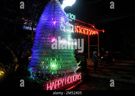 Bogor, Indonesia. 24th Dec, 2022. Christmas tree made from recycled plastic bottles installed at a hotel in Bogor, West Java, Indonesia on December 24, 2022. The Christmas tree was made using 1,000 used plastic bottles of mineral water with the aim of building public awareness by utilizing used items as unique decorations and as an environmental care movement. (Photo by LENNY KEN MARHAENIS/INA PHOTO AGENCY/SIPA USA) Credit: Sipa USA/Alamy Live News Stock Photo