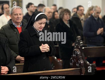 Zagreb, Croatia. 25th Dec 2022. People attend a mass on Christmas Eve at the Cathedral of the Assumption of the Holy Virgin Mary, in Zagreb, Croatia, on December 24, 2022. Photo: Marko Lukunic/PIXSELL Credit: Pixsell/Alamy Live News Stock Photo