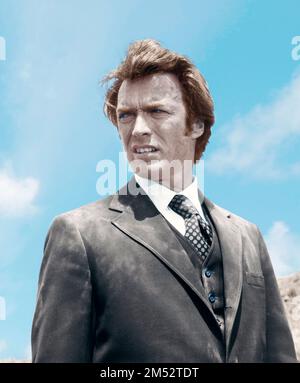 CLINT EASTWOOD in DIRTY HARRY (1971), directed by DON SIEGEL. Credit: WARNER BROTHERS / Album Stock Photo