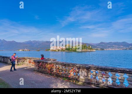 STRESA, ITALY - OKTOBER 29. 2022: Italien lake Maggiore, view to the lake from the promenade with a couple make pictures Stock Photo