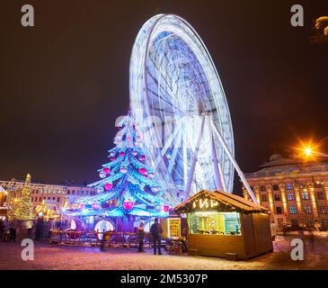 KYIV, UKRAINE- JANUARY 10,2022: Beautiful decorated Christmas tree. Preparations for the Christmas holidays and the new year. Evening landscape view. Stock Photo
