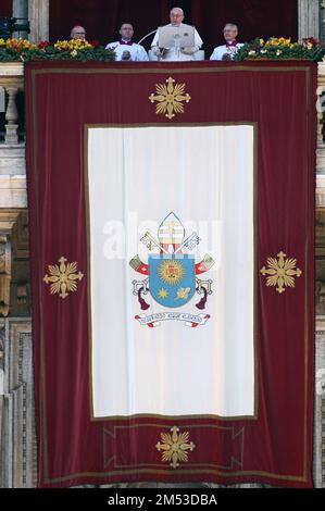 Pope Francis delivers his Christmas Urbi et Orbi blessing message (to the city and to the world) from the central balcony of St Peter s Basilica at the Vatican on December 25, 2022. The sheet with the coat of arms of Pope Francis. Photo by Eric Vandeville/ABACAPRESS.COM Stock Photo