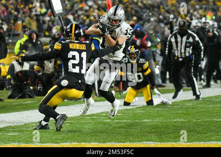 Pittsburgh, Pennsylvania, USA. 24th Dec, 2022. December 24th, 2022 Las Vegas Raiders wide receiver Hunter Renfrow (13) running during Pittsburgh Steelers vs Las Vegas Raiders in Pittsburgh, PA. Jake Mysliwczyk/BMR (Credit Image: © Jake Mysliwczyk/BMR via ZUMA Press Wire) Stock Photo