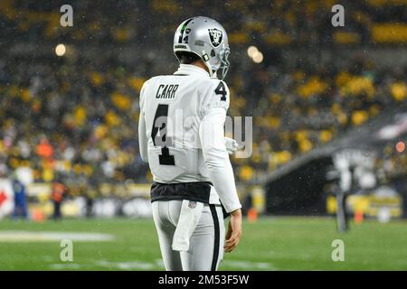 Pittsburgh, Pennsylvania, USA. 24th Dec, 2022. December 24th, 2022 Las Vegas Raiders quarterback Derek Carr (4) during Pittsburgh Steelers vs Las Vegas Raiders in Pittsburgh, PA. Jake Mysliwczyk/BMR (Credit Image: © Jake Mysliwczyk/BMR via ZUMA Press Wire) Stock Photo