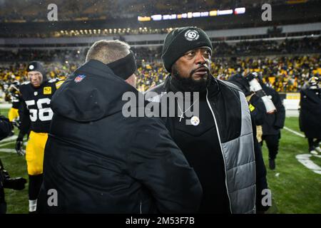 Pittsburgh, Pennsylvania, USA. 25th Dec, 2022. December 24th, 2022 Las Vegas Raiders head coach Josh McDaniels and Pittsburgh Steelers head coach Mike Tomlin during postgame at Pittsburgh Steelers vs Las Vegas Raiders in Pittsburgh, PA. Jake Mysliwczyk/BMR (Credit Image: © Jake Mysliwczyk/BMR via ZUMA Press Wire) Stock Photo