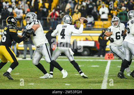 Pittsburgh, Pennsylvania, USA. 25th Dec, 2022. December 24th, 2022 Las Vegas Raiders quarterback Derek Carr (4) throwing during Pittsburgh Steelers vs Las Vegas Raiders in Pittsburgh, PA. Jake Mysliwczyk/BMR (Credit Image: © Jake Mysliwczyk/BMR via ZUMA Press Wire) Stock Photo