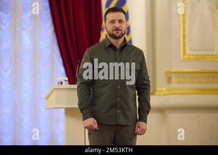 Kyiv, Ukraine. 23 December, 2022. Ukrainian President Volodymyr Zelenskyy, presents awards to energy industry workers during an event celebrating Power Engineers Day at the White Hall of the Heroes of Ukraine of the Mariinsky Palace, December 23, 2022 in Kyiv, Ukraine.  Credit: Ukraine Presidency/Ukrainian Presidential Press Office/17�Թ����� Live News Stock Photo