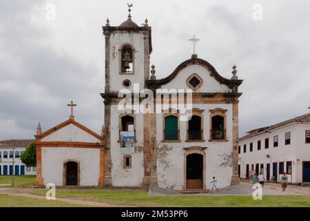 Paraty, Brazil. 27 December, 2012. A general view shows Capela de Santa Rita (Chapel of Saint Rita) during cloudy day, in Paraty (or Parati), Rio de Janeiro, Brazil. The historic center of Paraty, were inscribed on UNESCO World Heritage List in 2019 under the title 'Paraty and Ilha Grande'. Stock Photo