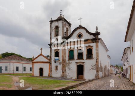 Paraty, Brazil. 27 December, 2012. A general view shows Capela de Santa Rita (Chapel of Saint Rita) during cloudy day, in Paraty (or Parati), Rio de Janeiro, Brazil. The historic center of Paraty, were inscribed on UNESCO World Heritage List in 2019 under the title 'Paraty and Ilha Grande'. Stock Photo