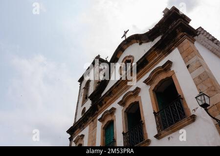 Paraty, Brazil. 27 December, 2012. A low angle view shows Capela de Santa Rita (Chapel of Saint Rita), in Paraty (or Parati), Rio de Janeiro, Brazil. The historic center of Paraty, were inscribed on UNESCO World Heritage List in 2019 under the title 'Paraty and Ilha Grande'. Stock Photo