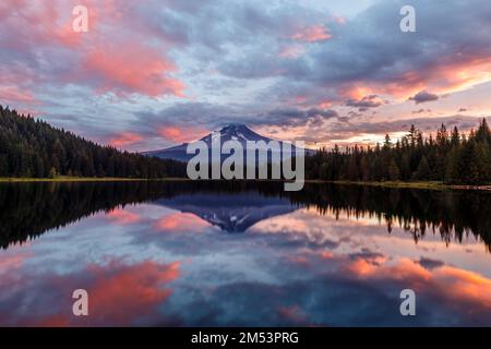 A gorgeous sunrise view over Trillium Lake, Oregon Cascades, Mt Hood Stock Photo