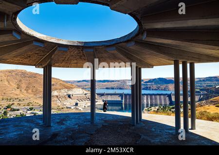 Visitor photographing Grand Coulee hydroelectric dam; largest producer of power in the USA; Columbia River; Washington state; USA Stock Photo