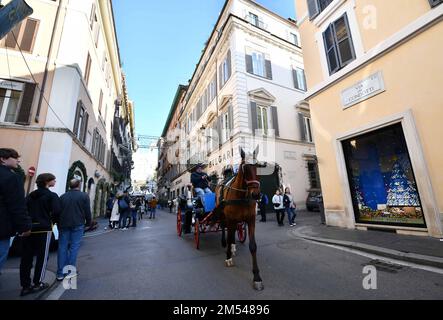 Rome, Italy. 25th Dec, 2022. A carriage carries tourists through Via dei Condotti on Christmas Day in Rome, Italy, on Dec. 25, 2022. Italy is expected to have its warmest holiday season in at least 50 years, according to meteorologists, more anomalous weather in a year filled with unusual weather patterns. Credit: Jin Mamengni/Xinhua/Alamy Live News Stock Photo