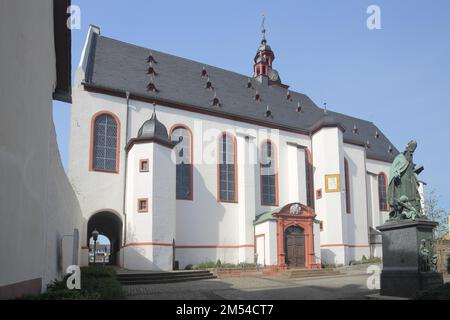 St. Walburga Church and Monument to Theologian Rabanus, Rhabanus Maurus 780-856, Winkel, Oestrich-Winkel, Rheingau, Taunus, Hesse, Germany Stock Photo