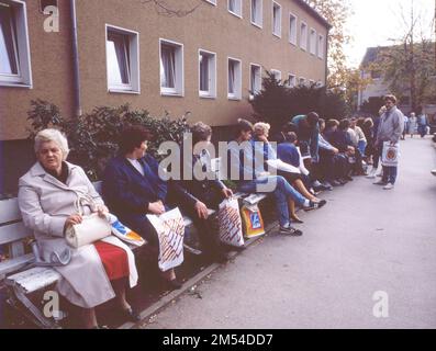 Gymnasium were also used. Immigrants and foreign refugees in North Rhine-Westphalia on 28. 10. 1988 in Unna-Massen. Since the sleeping accommodations Stock Photo