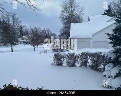 New York, USA. 25th Dec, 2022. Heavy snow blankets the court yard of a house and surrounding areas in Amherst, Erie County, New York State, the United States, Dec. 25, 2022. A major winter storm has taken at least 23 lives across the United States as of Saturday evening, according to NBC News. The media outlet reported that deaths had occurred in the states of Oklahoma, Kentucky, Missouri, Tennessee, Wisconsin, Kansas, Nebraska, Ohio, New York, Colorado, and Michigan. Credit: Xuehong Lyu/Xinhua/Alamy Live News Stock Photo