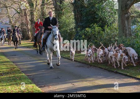 Stourbridge, UK. 26th Dec 2022. Members of the Albrighton & Woodland Hunt gather at Hagley Hall near Stourbidge in the West Midlands for the traditional Boxing Day Hunt.The traditional  hunt see’s a record crowds gather to watch hounds and riders on horseback set off on trail hunts in nearby countryside. Credit: Ian Tennant/Alamy Live News Stock Photo