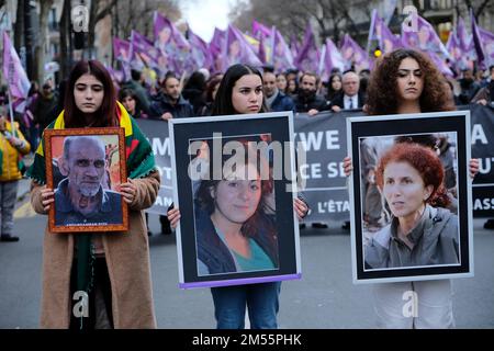 Paris, Ile de France, FRANCE. 26th Dec, 2022. Women holding the pictures of Kurds killed in Paris during a march trough the center of Paris. The man who was arrested after the crime on december 23th 2022, admits racial reasons for the killings. (Credit Image: © Remon Haazen/ZUMA Press Wire) Credit: ZUMA Press, Inc./Alamy Live News Stock Photo