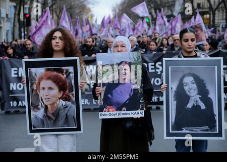 Paris, Ile de France, FRANCE. 26th Dec, 2022. Women holding the pictures of Kurds killed in Paris during a march trough the center of Paris. The man who was arrested after the crime on december 23th 2022, admits racial reasons for the killings. (Credit Image: © Remon Haazen/ZUMA Press Wire) Credit: ZUMA Press, Inc./Alamy Live News Stock Photo