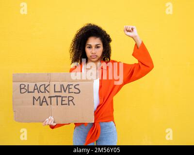 Young african american woman holding a sign : black live matter Stock Photo
