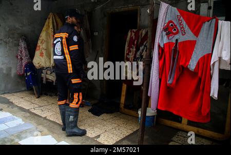 Jabalia, Gaza Strip, Palestine. 26th Dec, 2022. Gaza, Palestine. 26 December 2022. Members of the Palestinian Civil Defence inspect flooded houses in the Jabalia refugee camp in the northern Gaza Strip. A low pressure system gave rise to stormy weather causing disruption in the low area of Jabalia of the Palestinian enclave (Credit Image: © Ahmad Hasaballah/IMAGESLIVE via ZUMA Press Wire) Stock Photo