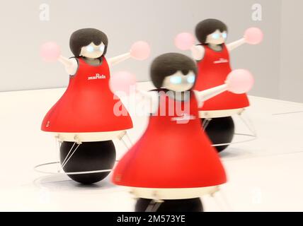 Yokohama, Japan. 26th Dec, 2022. Cheerleading robots of Japanese electronic parts maker Murata balance on the black balls and perform dancing at a preview of their two-day performance at the company's facility in Yokohama, suburban Tokyo on Monday, December 26, 2022. The 36cm tall Murata cheerleaders equipped with the company's sensors calculate center of gravity to keep balance and recognize each positions with ultrasonic and infrared sensors. Credit: Yoshio Tsunoda/AFLO/Ģ����ý Live News Stock Photo