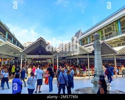 PORTO, PORTUGAL - SEPTEMBER 23, 2022: People shopping in newly reopened Bolhao historical central market Stock Photo