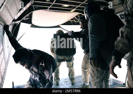 EL CENTRO, Calif. (Dec. 7, 2022) Sailors, assigned to Explosive Ordnance Disposal Training and Evaluation Unit (EODTEU) 1, standby for the go command to jump over El Centro from a C-2A Greyhound, assigned to the “Providers” of Fleet Logistics Support Squadron (VRC) 30, as part of a military free-fall exercise. EODTEU-1 develops and provides realistic training to EOD, and mobile diving and salvage forces to prepare them for future operations in support of national objectives. (U.S. Navy photo by Mass Communication Specialist 3rd Class Sebastian Portieleslopez) Stock Photo