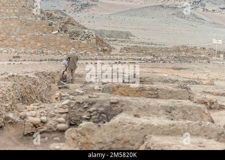 digging up the remains of an old civilization in the desert Stock Photo