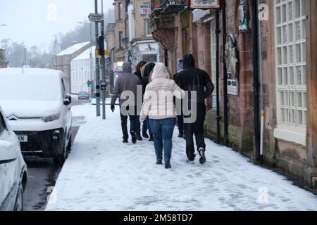 Callander, Scotland, UK. 27th December 2022. Heavy snow falling causing tricky conditions in Callander High Street for motorists and pedestrians. Credit: Craig Brown/Alamy Live News Stock Photo